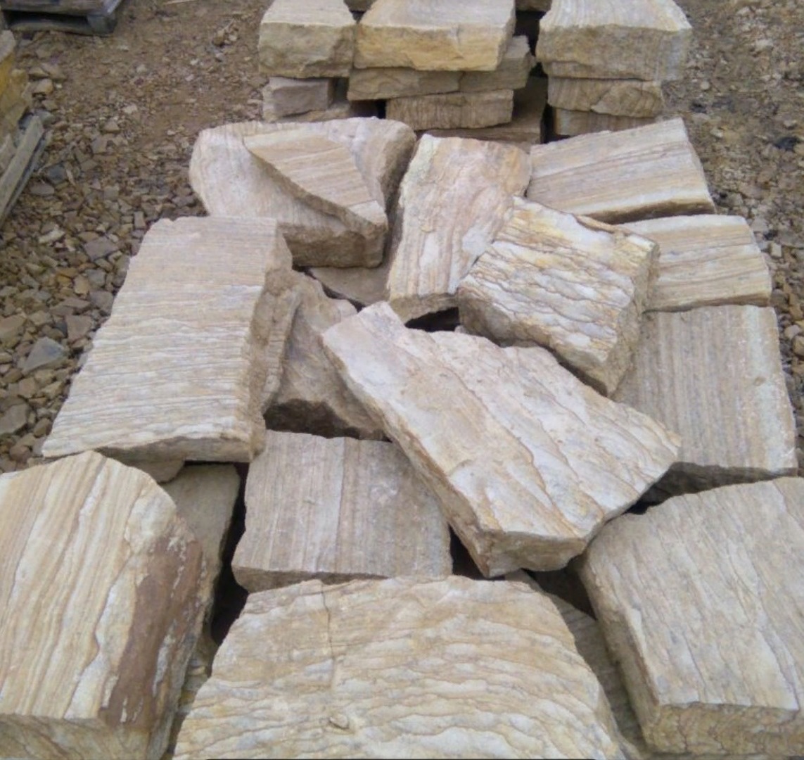 Песчаник пластушка желтый с рисунком (7-15 см)  купить  в Москве плитняк - пластушка - бут желтый песчаник 8 000 руб/м3   фото 