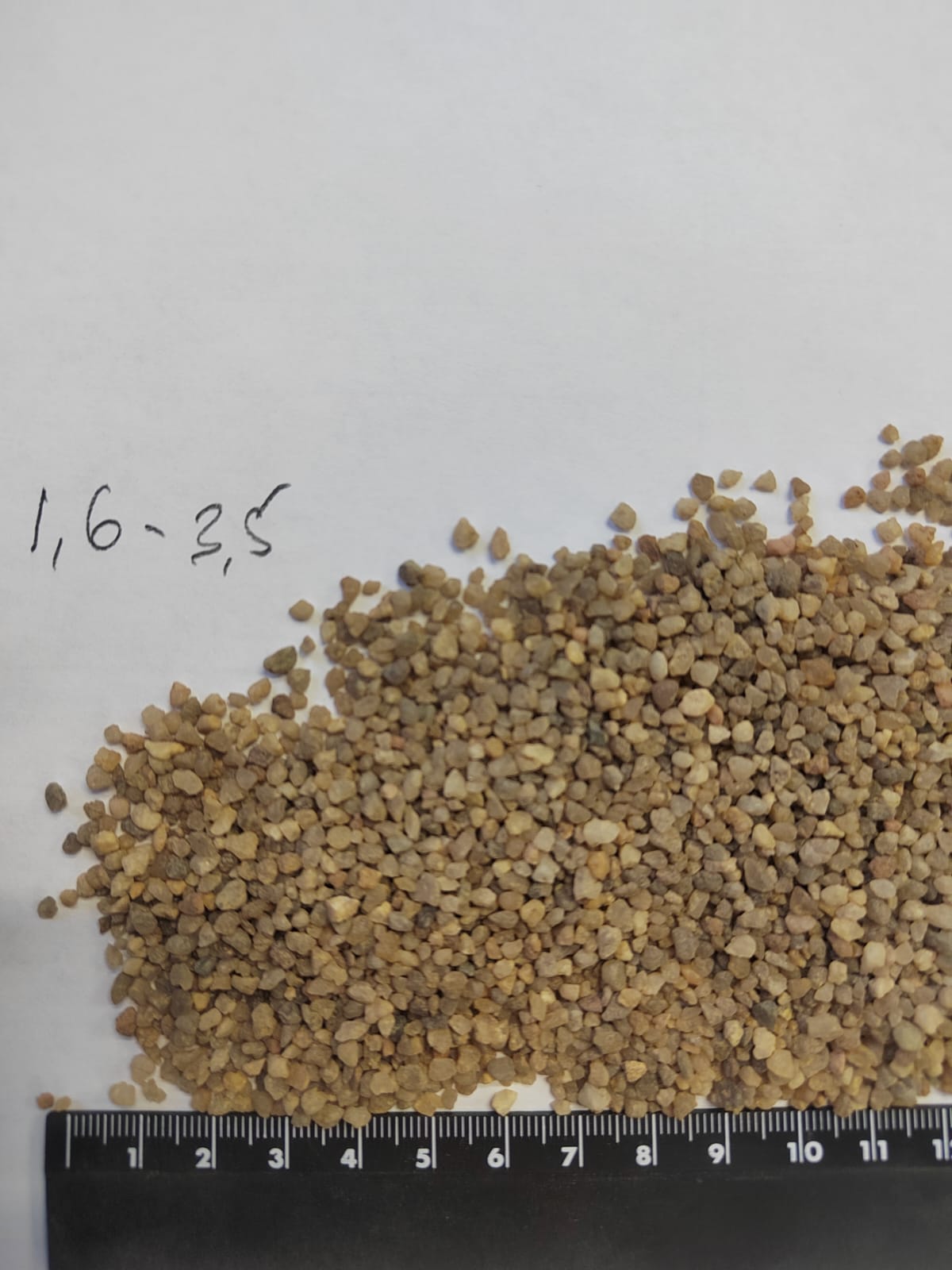 Кварцевый песок сухой фракцинированный фр. 1,6-4 мм.  купить в Москве фото 