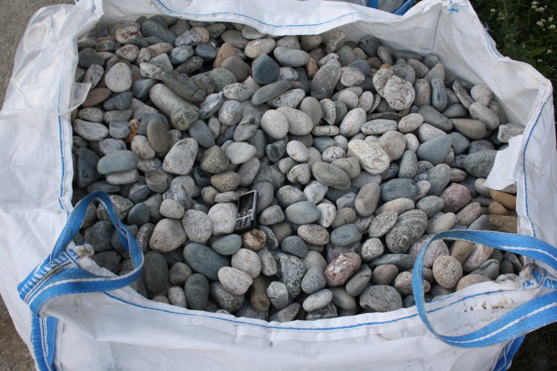  Галька речная окат (серая) фр.40-60 мм купить   в Москве галька речная серый бежевый рыжий коричневый округлый речной камень 4000 руб/т   фото 