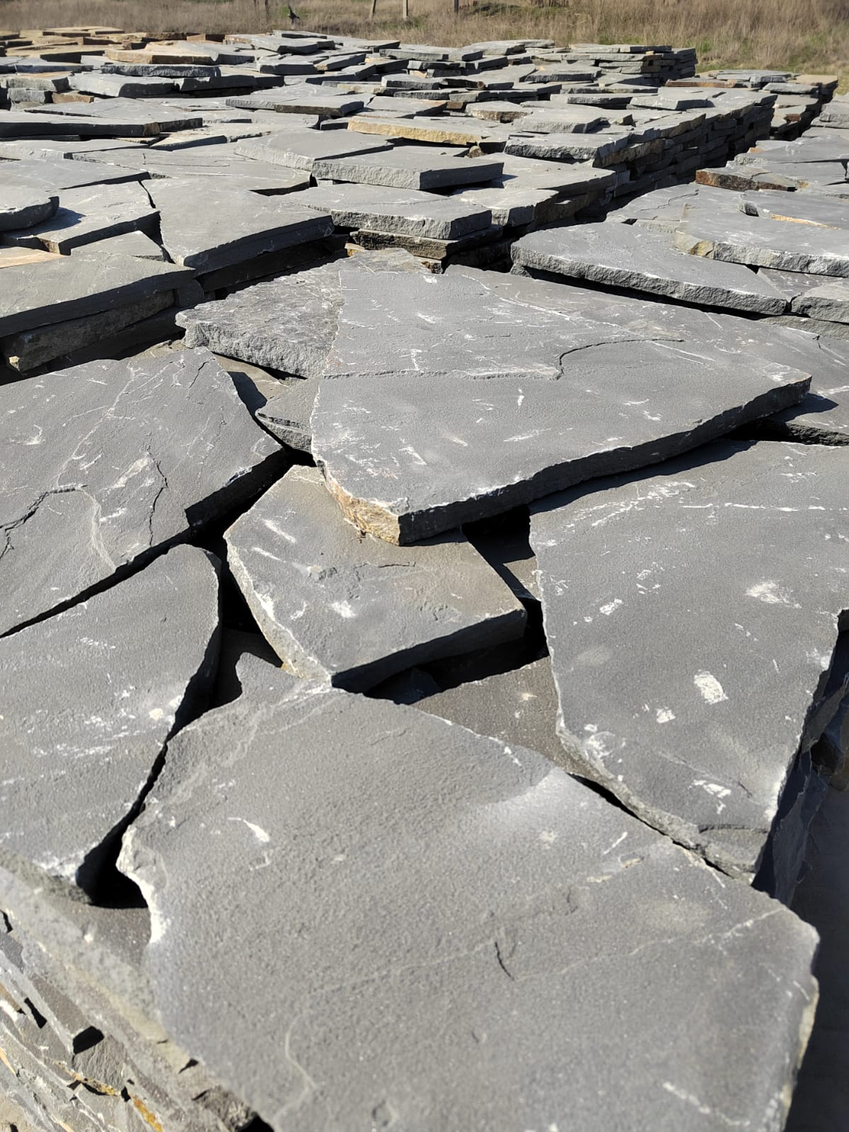 Песчаник пластушка светло-серый (2,0 см)  купить  в Москве плитняк- ластушка светло-серый, серый рваный ландшафтный плитняк колотый 7 500 руб/м3   фото 