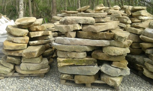 Песчаник плиты - плахи - пошаговые дорожки (фр. 70-150 мм)  купить  в Москве песчаник серый бежевый желтый зеленый колотый песчаник строительный 6500 руб/т   фото 