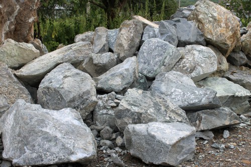  Змеевик скальник фр. 500-1500 мм.  купить в Москве змеевик зеленый серый черный глыба скальная колотая 7500 руб/т   фото 