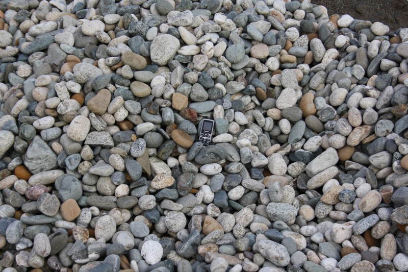  Галька речная окат (серая) фр.40-60 мм купить   в Москве галька речная серый бежевый рыжий коричневый округлый речной камень 4000 руб/т   фото 