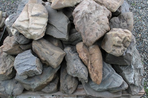 Песчаник декоративный ландшафтный (фр. 300-500 мм)  купить  в Москве песчаник желтый рыжий серый зеленый валун речной окатанный природный песчаника 4 500 руб/т   фото 