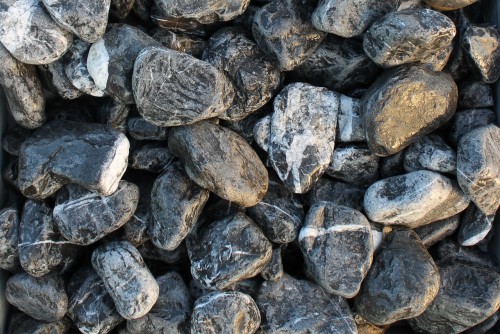 Галька мраморная черная (щебень галтованный черный мрамор) фр. 50-100 мм.  купить  в Москве мрамор черный с белыми прожилками щебень ландшафтный мраморный 9000 руб/т   фото 