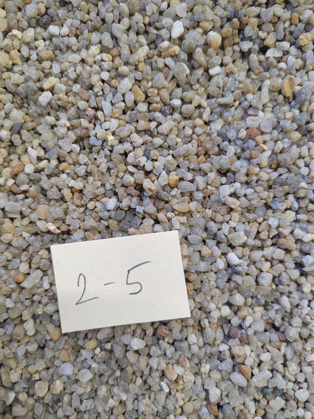 Кварцевый песок для площадок фр. 2-5 мм.  купить в Москве фото 