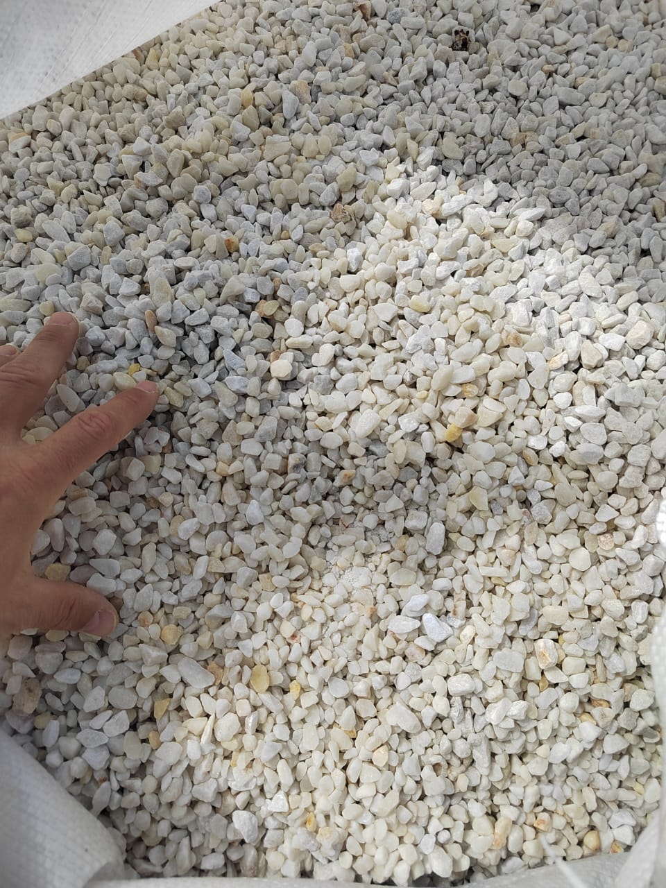  Мраморная крошка, щебень, цвет-белый, фр. 5-10 мм.  купить  в Москве мрамор белый, айвори, молочный мраморная каменная крошка ландшафтная 9500 руб/т   фото 
