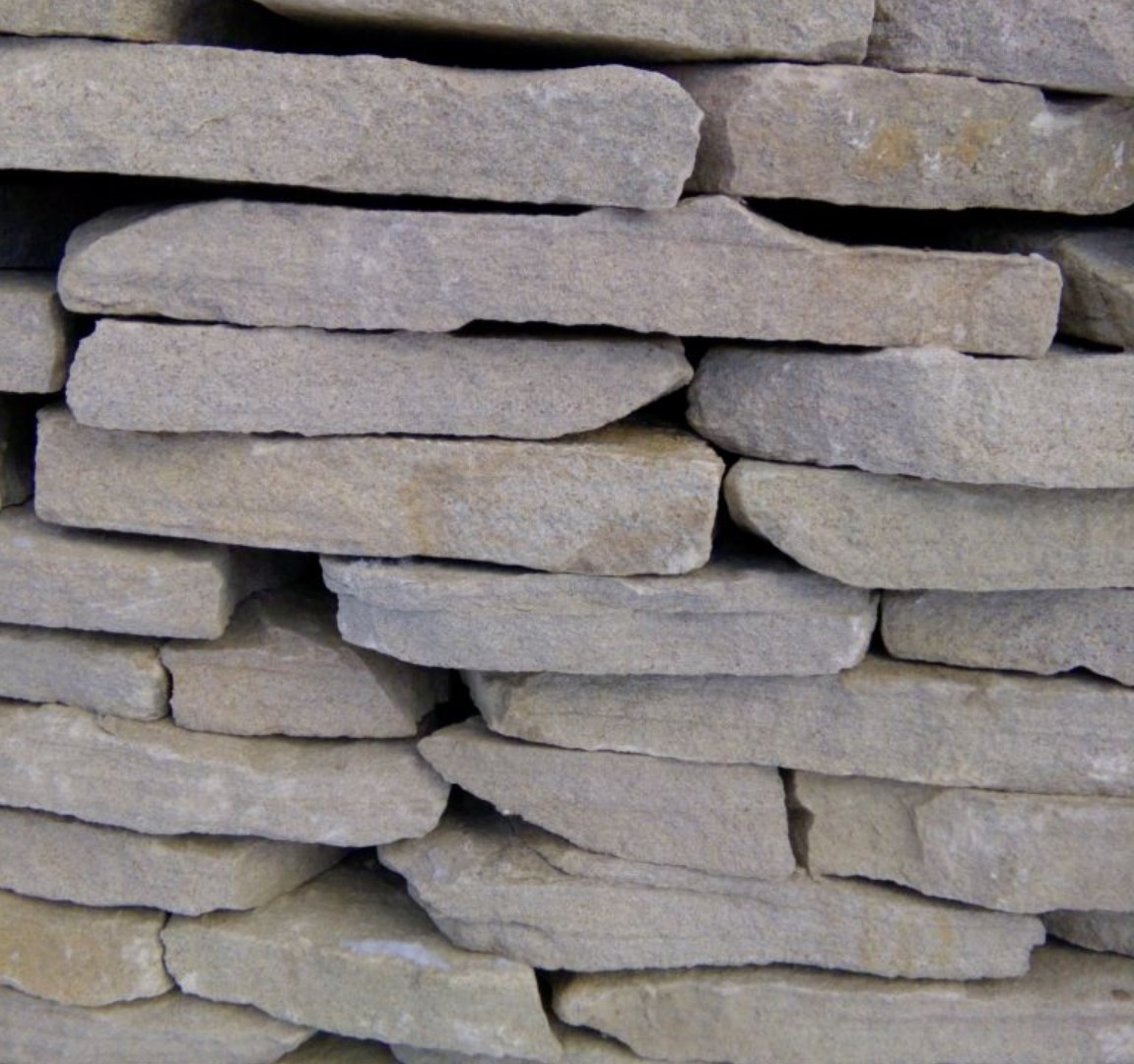 Песчаник пластушка светло-серый (4,0 - 6,0 см)  купить  в Москве плитняк - пластушка светло-серый песчаник 7 500 руб/м3   фото 