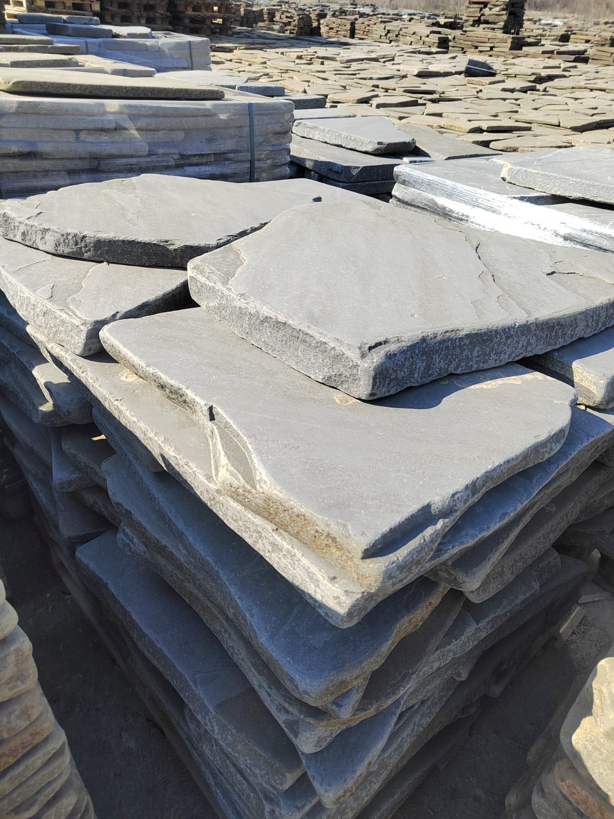 Песчаник пластушка галтованная светло-серая (3,0 см)  купить  в Москве песчаник светло-серый, серый ландшафтный камень рваный колотый 12 000 руб/м3   фото 