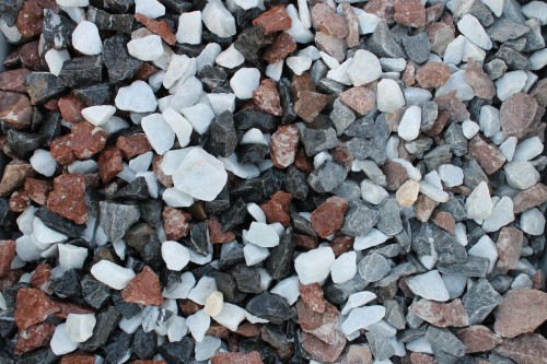  Мраморная крошка (щебень крошка микс : белый-черный-розовый) фр. 20-40 мм.  купить  в Москве мрамор белый, черный, розовый декоративная ландшафтная крошка 9500 руб/т   фото 