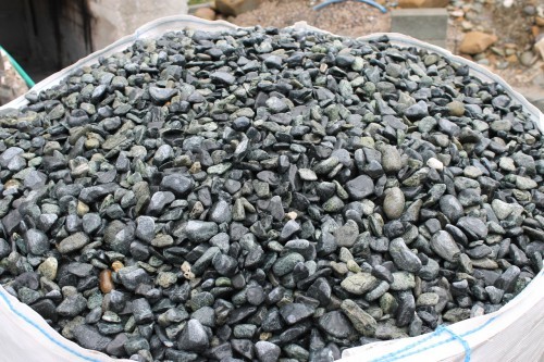  Зеленая галька (щебень галтованный зеленый змеевик) фр. 20-40 мм.  купить  в Москве мрамор зеленый, салатовый оголтованный щебень мраморный 12 500 руб/т   фото 