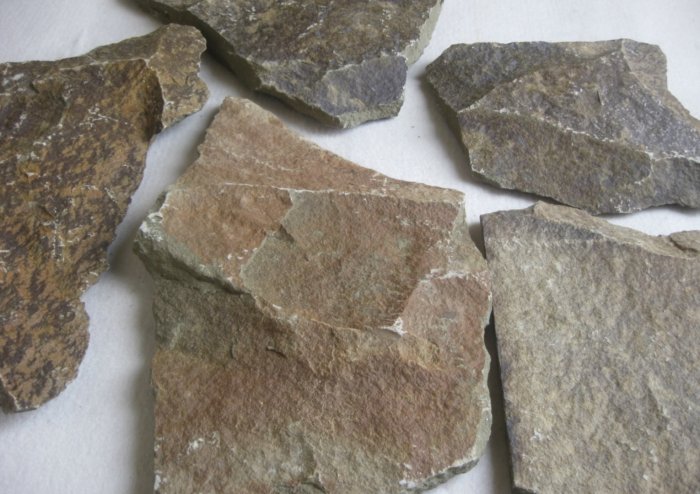  Песчаник пластушка "фонтанка" серо-зеленая (3,0-5,0 см)  купить  в Москве песчаник серо-зеленая колотые плитки облицовочные пластушки 8 500 руб/м3   фото 