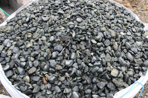  Зеленая галька (щебень галтованный зеленый змеевик) фр. 20-40 мм.  купить  в Москве мрамор зеленый, салатовый оголтованный щебень мраморный 12 500 руб/т   фото 