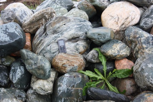  Ландшафтные валунчики фр.100-500 мм.  купить в Москве крупный природный камень серый, темно-серый, светло-серый речной валун крупный 4800 руб/т   фото 