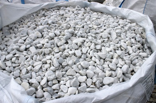  Галька белая мраморная (щебень галтованный белый), фр.20-40 мм.  купить  в Москве мрамор белый бежевый молочный мраморный щебень декоративный 14500 руб/т   фото 