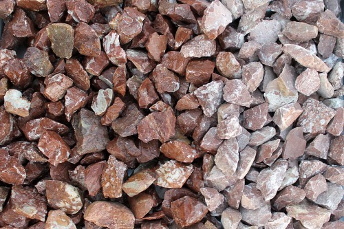  Мраморная крошка (щебень крошка розовый) фр. 20-40 мм.  купить  в Москве мрамор розовый, красный мраморная крошка декоративная 7700 руб/т   фото 