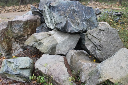  Змеевик скальник фр. 500-1500 мм.  купить в Москве змеевик зеленый серый черный глыба скальная колотая 7500 руб/т   фото 