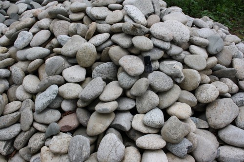 Kamenclub.ru: Галька речная плоская (бело-серая) фр. 100-200-300 мм. купить   в  Москвегалька речная плоская серый, белый, бело-серый, серо-белый речная галька плоская  6000 руб/т   фото КАМЕНЬ КЛУБ