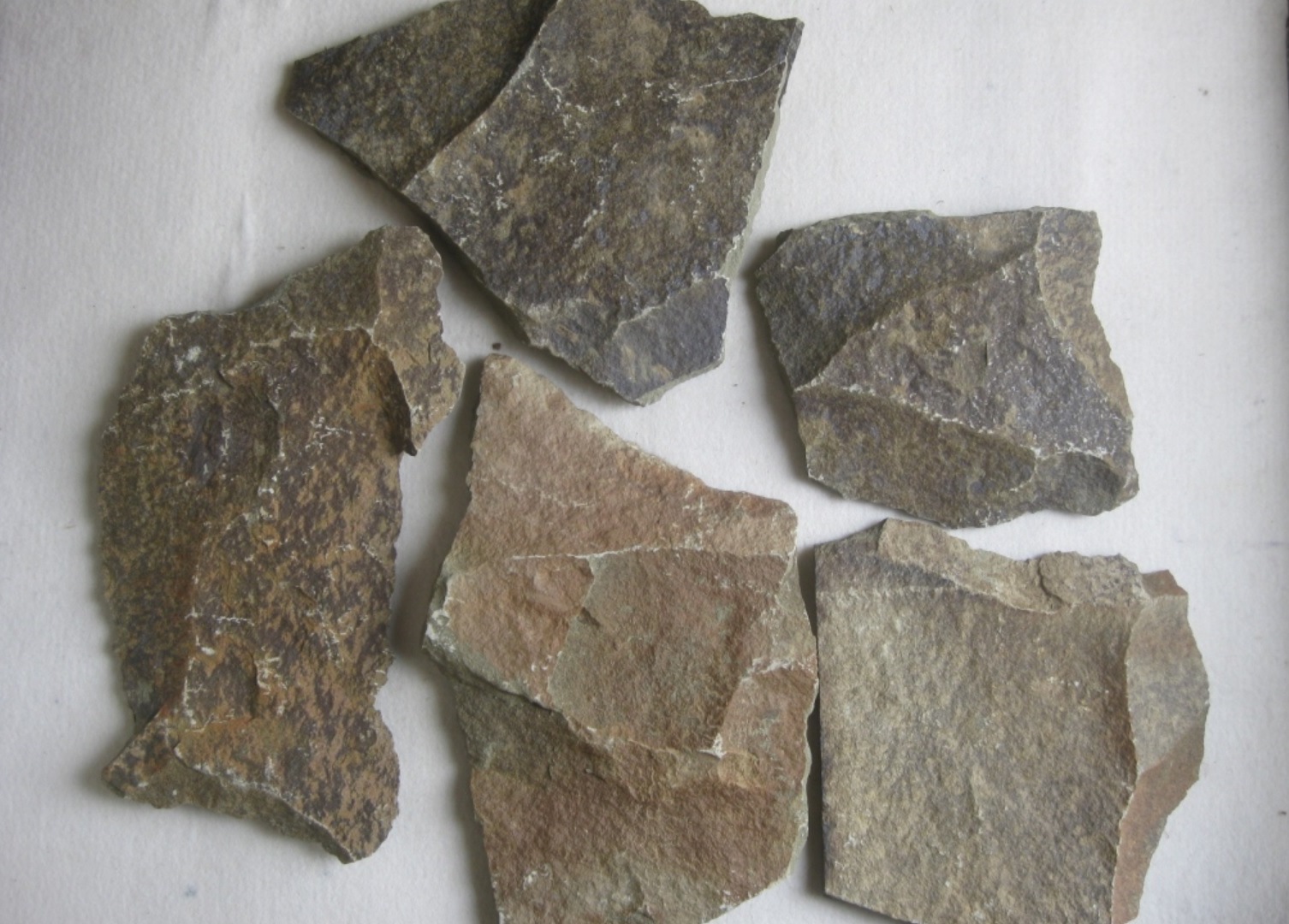 Песчаник пластушка "фонтанка" серо-зеленая (3,0-5,0 см)  купить  в Москве песчаник серо-зеленая колотые плитки облицовочные пластушки 8 500 руб/м3   фото 