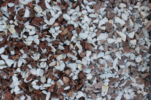  Мраморная крошка (щебень крошка микс: белый-розовый) фр. 10-20 мм.  купить  в Москве мрамор белый, розовый каменный декоративный ландшафтный щебень 9500 руб/т   фото 