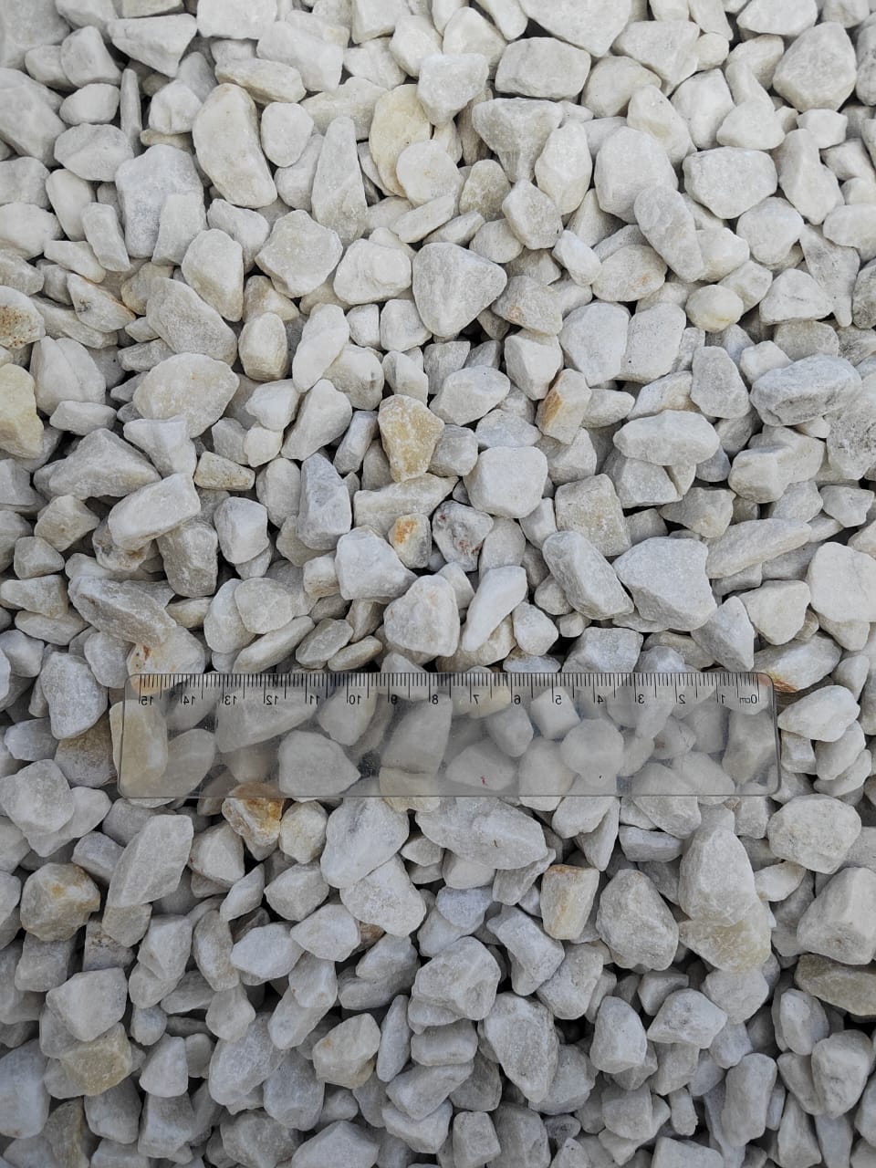  Мраморная крошка, щебень, цвет-белый, фр. 10-20 мм.  купить  в Москве мрамор белый, молочный айвори каменная ландшафтная декоративная крошка шебня 9500 руб/т   фото 