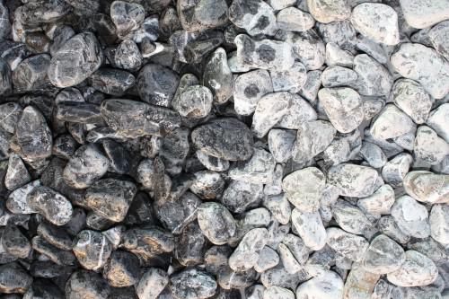  Черная галька (щебень галтованный черный мрамор) фр.20-40 мм.  купить  в Москве мрамор черный с белыми прожилками мрамор окатанный округлый 13500 руб/т   фото 