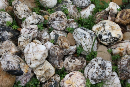  Кварцевый валунчик фр.100-300 мм.  купить в Москве кварц белый, бежевый молочный рыжий крупный природный камень галечник 7850 руб/т   фото 