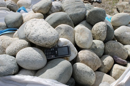  Речной валун (Ассорти) фр.100-300 мм.  купить в Москве галечник серый, темно-серый, светло-серый речная галька крупных размеров 4200 руб/т   фото 