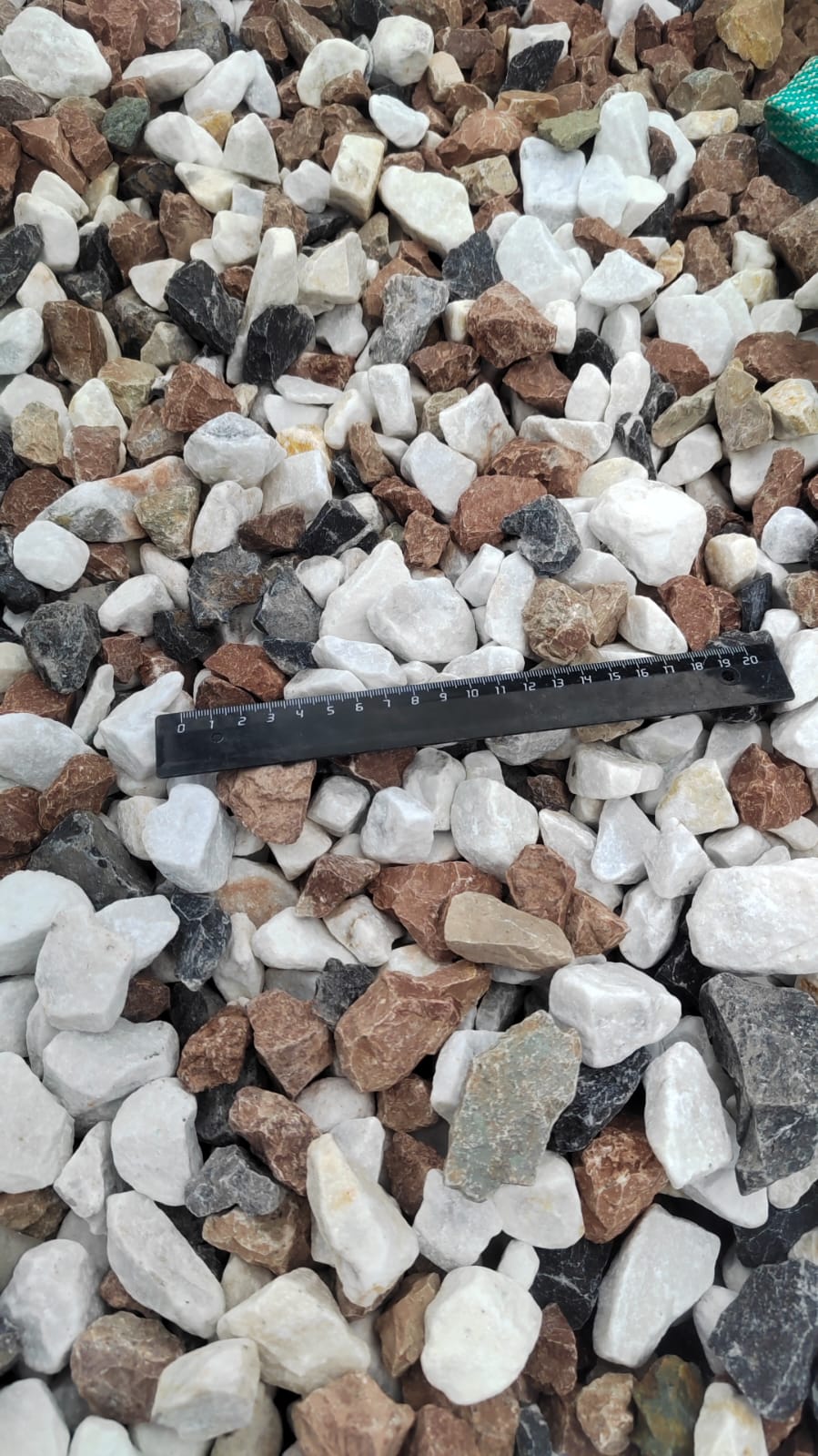  Мраморная крошка (щебень крошка микс : белый-черный-розовый) фр. 20-40 мм.  купить  в Москве мрамор белый, черный, розовый декоративная ландшафтная крошка 9500 руб/т   фото 