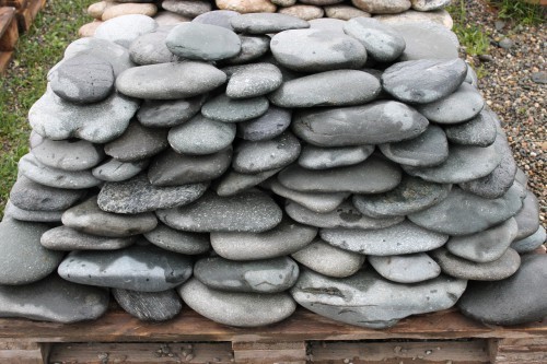 Kamenclub.ru: Галька речная плоская (темно-серая) фр. 100-200-300 мм. купить   в  Москвегалька речная плоская темно-серый, серый, синий речной галечник плоский 6000 руб/т   фото КАМЕНЬ КЛУБ