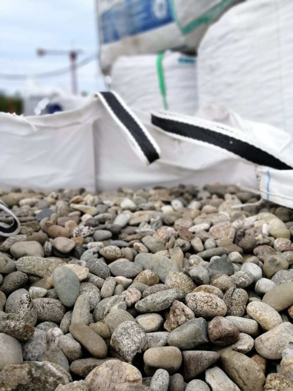  Галька речная окат (пестрая) фр. 20-40 мм. купить   в Москве галька речная пестрая, серая, серые оттенки галька речная окатанная округлая 4000 руб/т   фото 