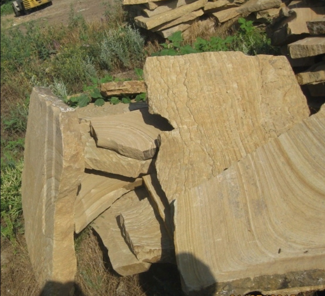 Форматный камень (плаха) пошаговая дорожка от 70-150 см (4 -12 см)  купить  в Москве плитняк  форматный плаха желтый песчаник 9 000 руб/т   фото 