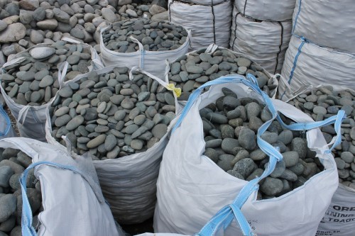  Темно-серый валунчик фр.100-300 мм.  купить в Москве крупный природный камень серый, темно-серый, светло-серый речная галька большого размера окатанная 4500 руб/т   фото 