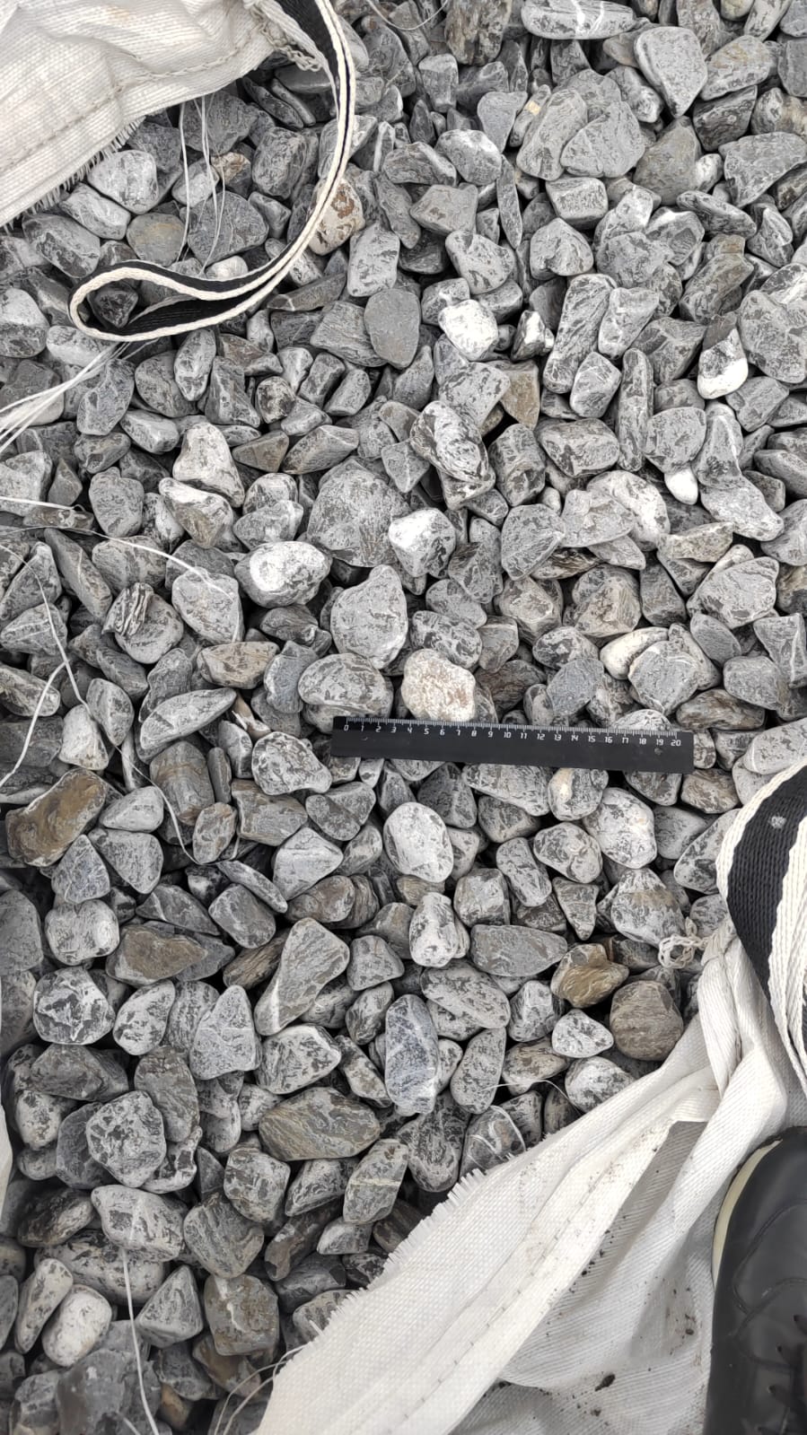  Черная галька (щебень галтованный черный мрамор) фр.40-70 мм.  купить  в Москве мрамор черный с белыми прожилками, черный, белый щебень галтованный округлый 13500 руб/т   фото 