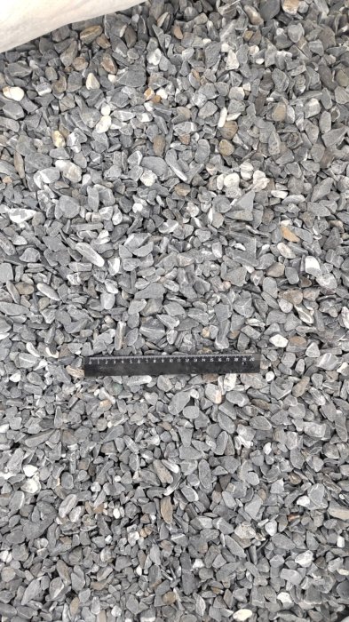 Черная галька с прожилками (галтованный черный мрамор) фр.10-20 мм.  купить  в Москве мрамор черный с белыми прожилками, черный, белый окатанный округлый ландшафтный декоративный щебень 13500 руб/т   фото 