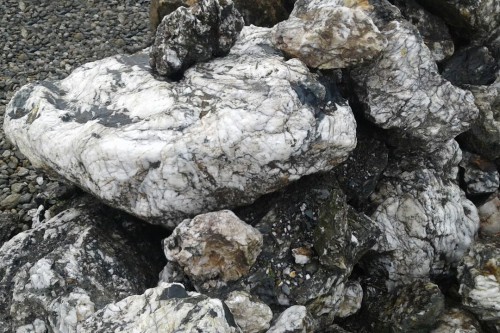  Черный гранит - кварцит фр. 100-500 мм.  купить в Москве мрамор гранит черный с белыми прожилками, серый, белый валун скальный колотый 7000 руб/т   фото 