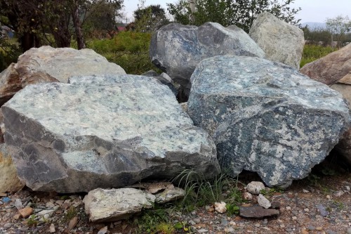 Змеевик скальник фр. 500-1500 мм.  купить в Москве змеевик зеленый серый черный глыба скальная колотая 7500 руб/т   фото 