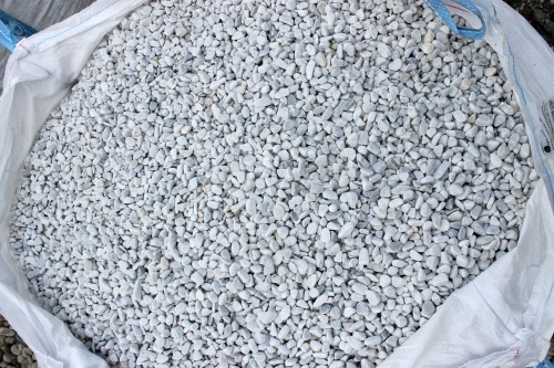  Белая мраморная галька (щебень галтованный белый) фр.10-20 мм.  купить  в Москве мрамор белый, молочный, айвори окатанный округлый декоративный ландшафтный щебень 14500 руб/т   фото 