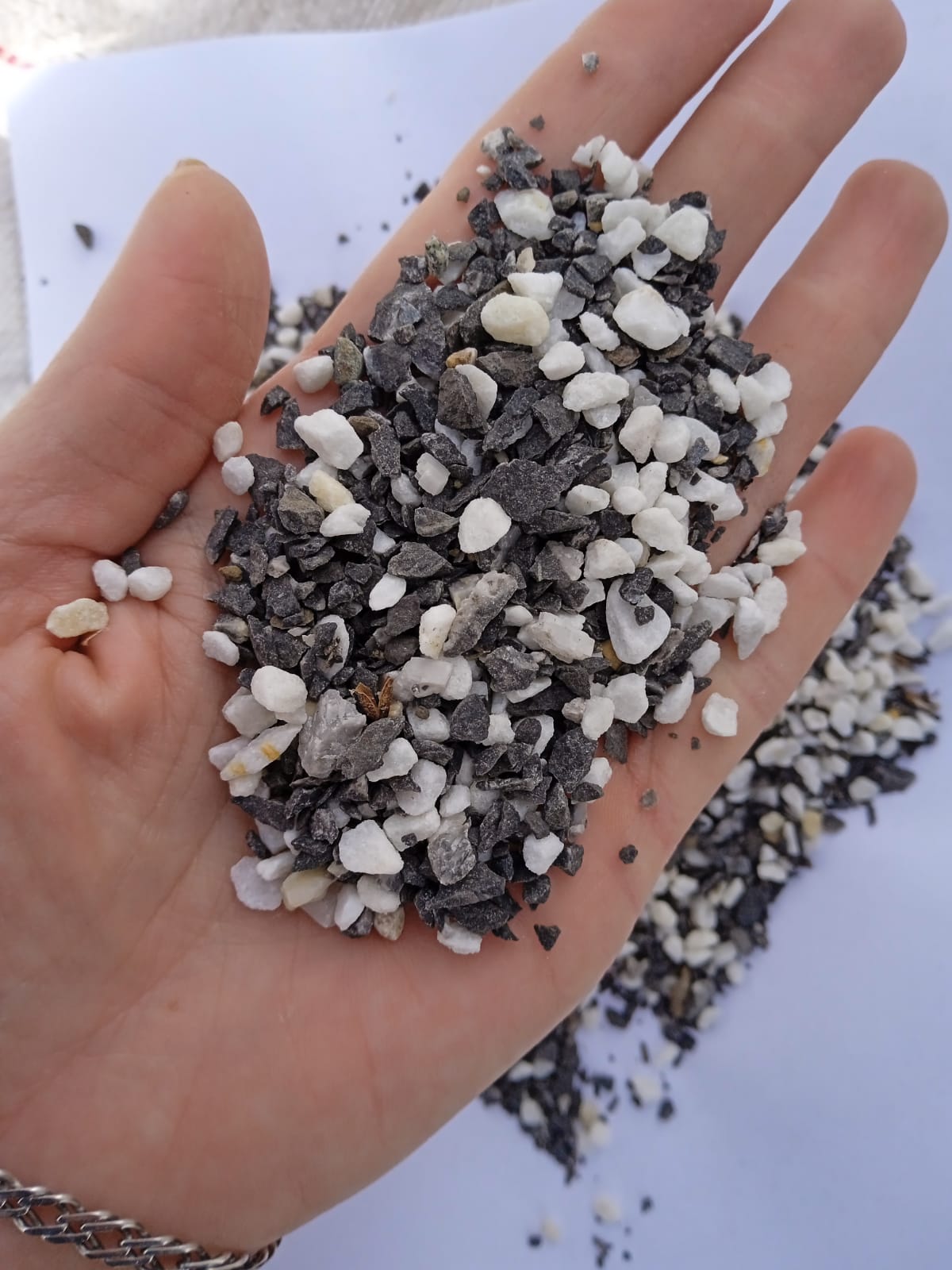  Мраморная галька (щебень галтованный микс:белый-черный-розовый-медовый) фр.5-10 мм.  купить  в Москве мрамор белый, медовый, черный, розовый мраморный галтованный щебень декоративный ландшафтный 14500 руб/т   фото 