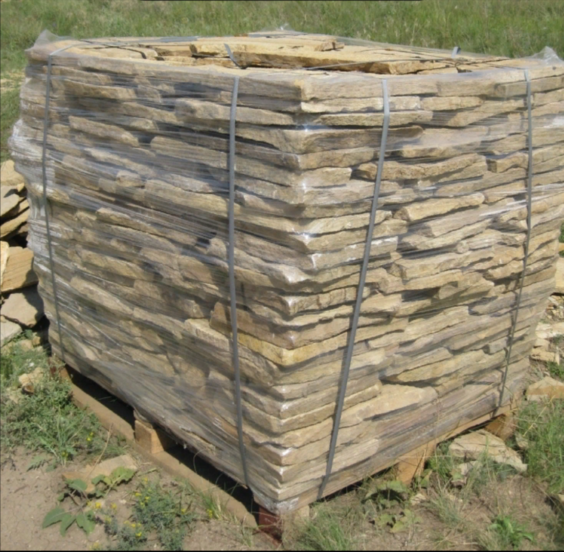 Песчаник пластушка желтый с рисунком (3 см)  купить  в Москве песчаник желтый с рисунком, рыжий, желтый песчаник пластушка ландшафтная рваная 8 500 руб/м3   фото 