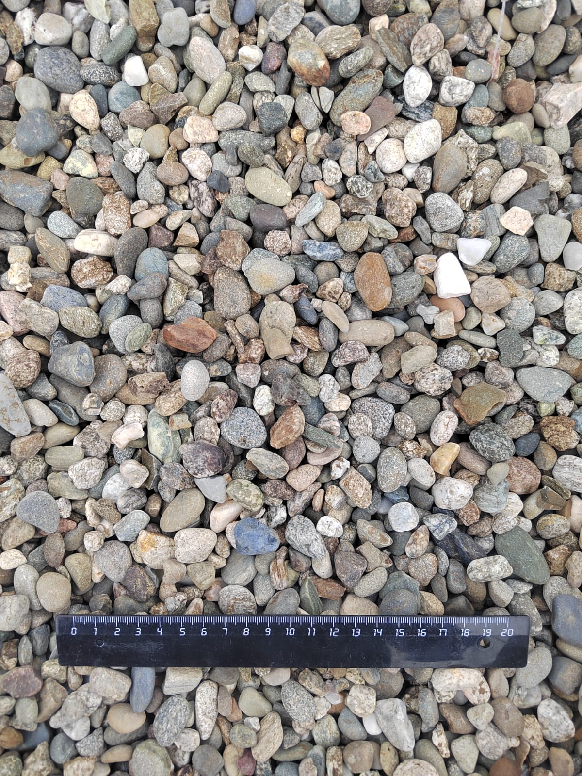  Галька речная окат (серая) фр.10-20 мм купить   в Москве галька речная серая, серый, темно-серый, светло-серый, коричневый ландшафтная декоративная речная окатанная округлая галька 4000 руб/т   фото 