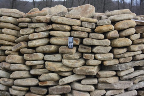 Песчаник для мощения дорожек, площадок, парковок ( фр 5-10 см)  купить  в Москве песчаник  серый желтый коричневый рыжий песчаник оголтованный окатанный 6500 руб/т   фото 