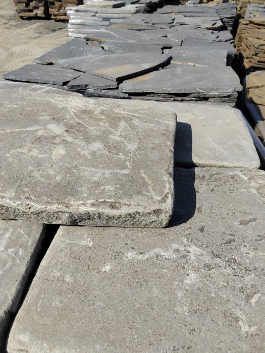  Песчаник пластушка светло-серый (2,0 см)  купить  в Москве плитняк- ластушка светло-серый, серый рваный ландшафтный плитняк колотый 7 500 руб/м3   фото 