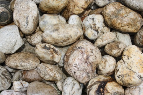  Кварцевый валунчик фр.100-300 мм.  купить в Москве кварц белый, бежевый молочный рыжий крупный природный камень галечник 7850 руб/т   фото 