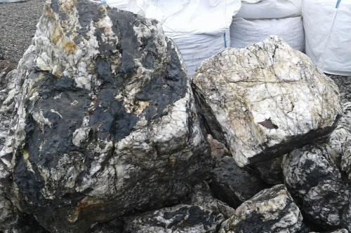  Черный гранит - кварцит фр. 100-500 мм.  купить в Москве мрамор гранит черный с белыми прожилками, серый, белый валун скальный колотый 7000 руб/т   фото 