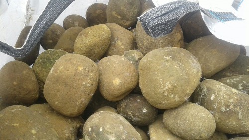  Песчаник ядра, фр. 100-300 мм  купить в Москве песчаник бежевый серый рыжий речная галька 5 000 руб/т   фото 