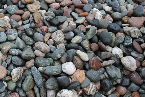  Галька окат (цветная картошка) фр. 50-100 мм. купить   в Москве галька природная окатанная серый белый цветной синий темно-серый коричневый округлый галечник окатанный 4500 руб/т   фото 