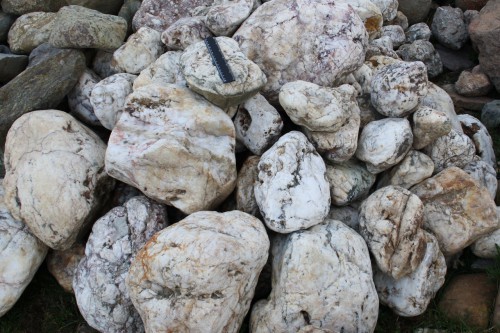  Кварцевый валунчик фр.100-300 мм.  купить в Москве кварц белый, бежевый молочный рыжий крупный природный камень галечник 7850 руб/т   фото 