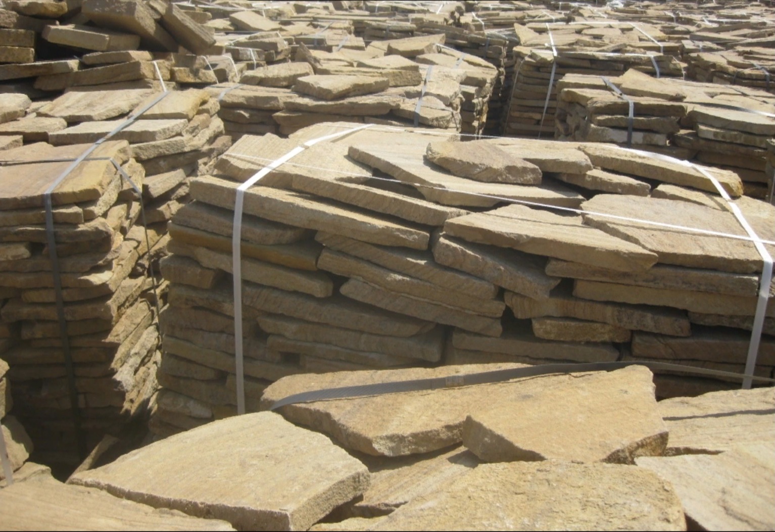 Песчаник пластушка желтый с рисунком (3 см)  купить  в Москве песчаник желтый с рисунком, рыжий, желтый песчаник пластушка ландшафтная рваная 8 500 руб/м3   фото 