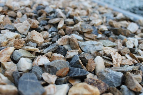  Мраморная крошка (щебень крошка медовый), фр. 10-20 мм.  купить  в Москве песчаник бежевый, серый каменная ландшафтная крошка  9900 руб/т   фото 